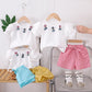 Camiseta e shorts fofos de três flores de manga curta, conjunto de 2 peças