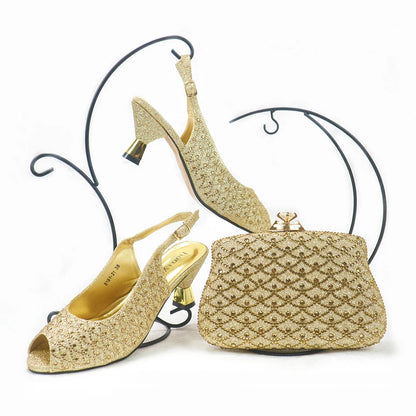 Damenschuhe passende Tasche in Goldfarbe im klassischen Stil