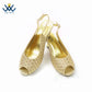 Damenschuhe passende Tasche in Goldfarbe im klassischen Stil