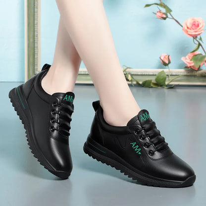 Kleine weiße Sportschuhe für Damen