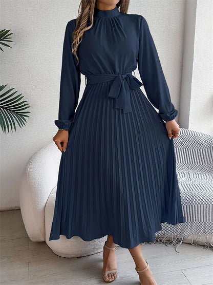 Langes Kleid mit langen Ärmeln und hoher Taille