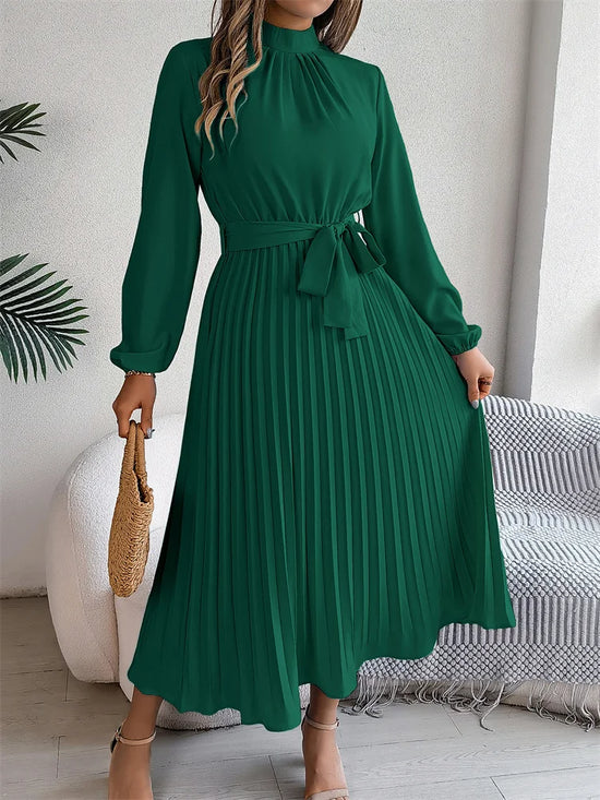Langes Kleid mit langen Ärmeln und hoher Taille
