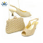 Damenschuhe passende Tasche in Goldfarbe im klassischen Stil