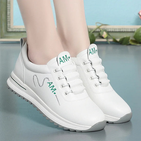 Kleine weiße Sportschuhe für Damen