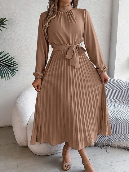 Langes Kleid mit langen Ärmeln und hoher Taille