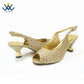 Damenschuhe passende Tasche in Goldfarbe im klassischen Stil