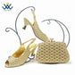 Damenschuhe passende Tasche in Goldfarbe im klassischen Stil
