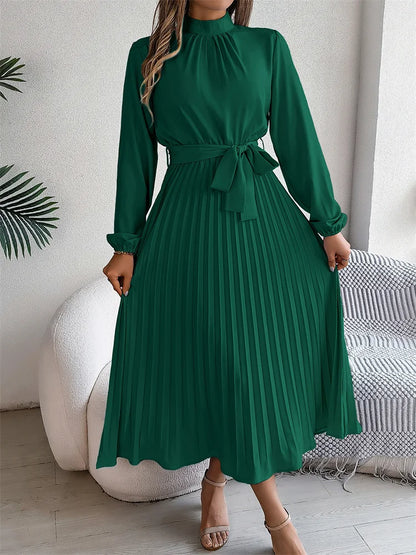 Langes Kleid mit langen Ärmeln und hoher Taille