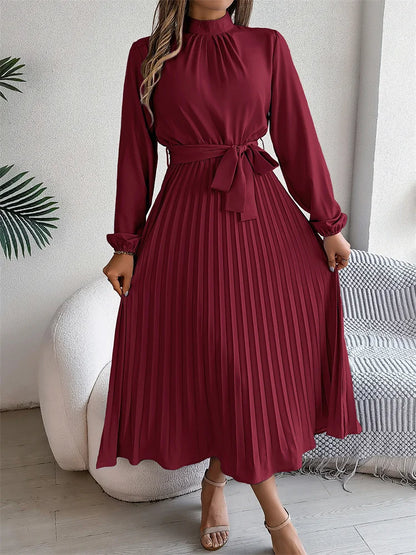 Langes Kleid mit langen Ärmeln und hoher Taille