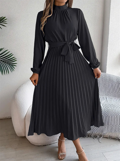 Langes Kleid mit langen Ärmeln und hoher Taille
