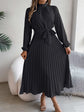 Langes Kleid mit langen Ärmeln und hoher Taille