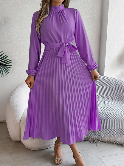 Langes Kleid mit langen Ärmeln und hoher Taille