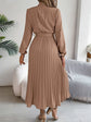 Langes Kleid mit langen Ärmeln und hoher Taille