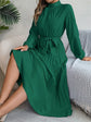 Langes Kleid mit langen Ärmeln und hoher Taille