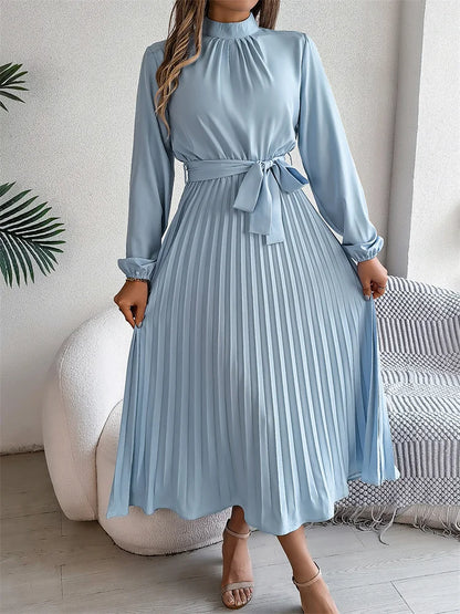 Langes Kleid mit langen Ärmeln und hoher Taille